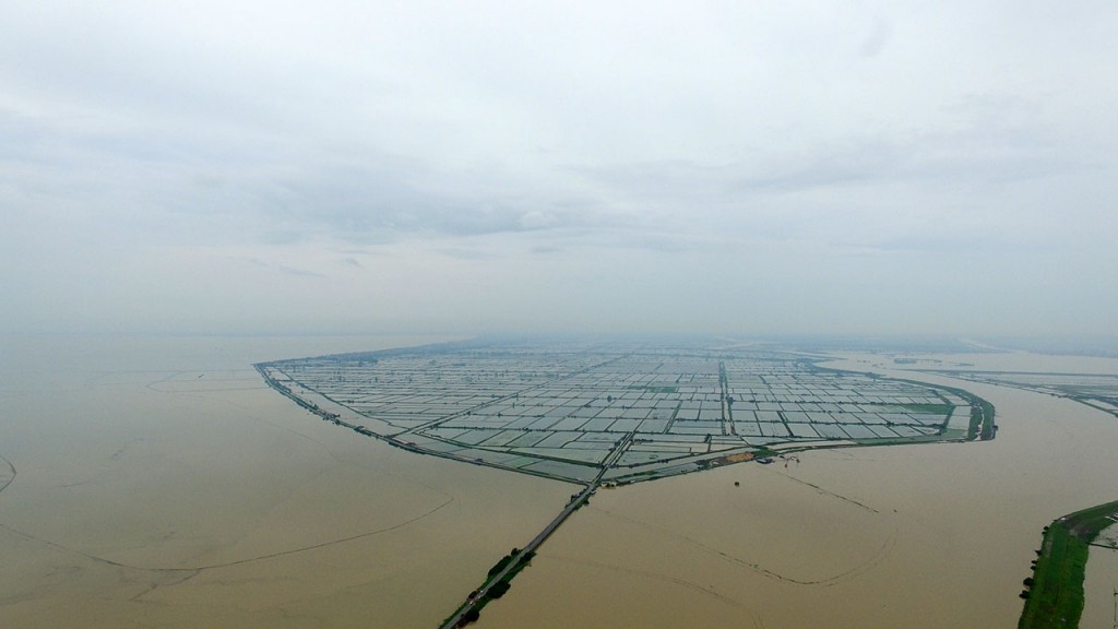 石臼湖湖堤上空